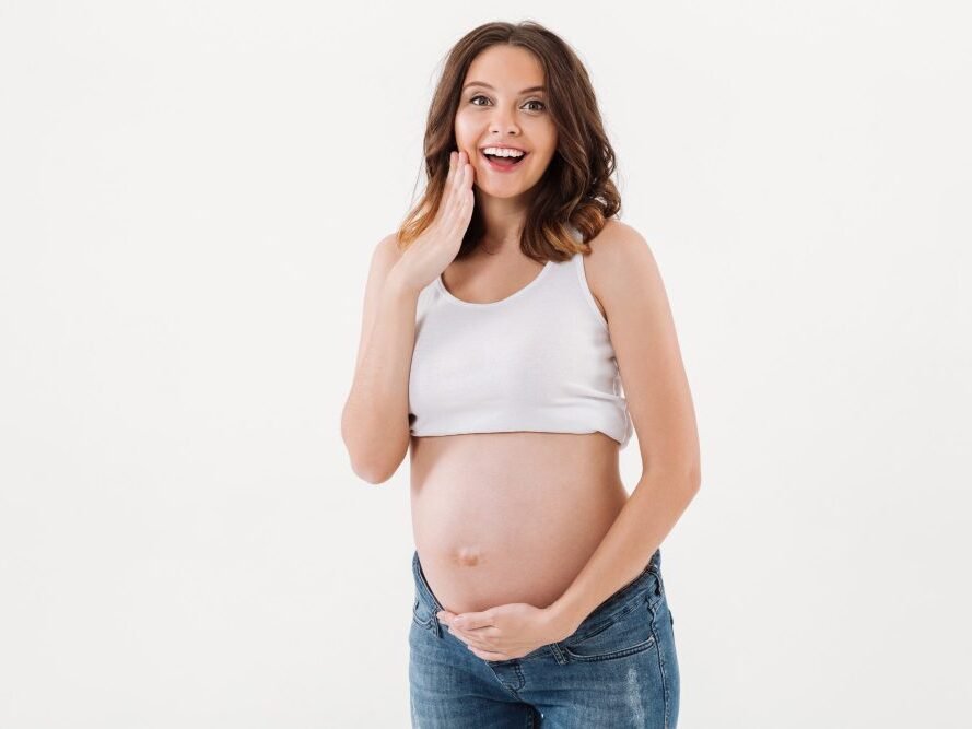 Una mujer embarazada con una boca saludable.