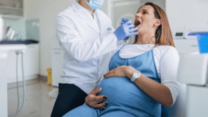 Mujer embarazada en el odontólogo.
