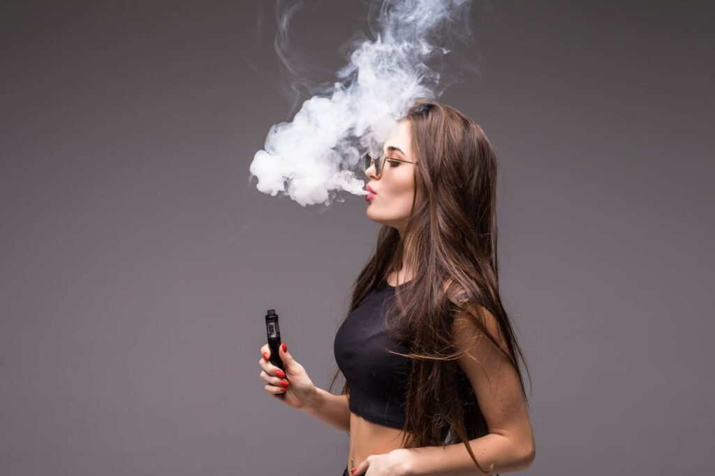 Vapeo vs. Cigarro: ¿Es realmente inofensivo para tu sonrisa?