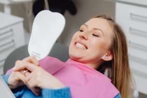 Diferencias entre el blanqueamiento dental casero y el clínico