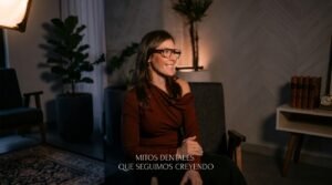 Gráfico promocional con una profesional sonriendo en un estudio elegante. El texto superpuesto dice: "MITOS DENTALES QUE SEGUIMOS CREYENDO". Esta imagen ilustra un artículo que desmiente creencias dentales comunes.