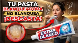 Mujer sorprendida cepillándose con pasta blanqueadora y acercamiento a un esmalte desgastado